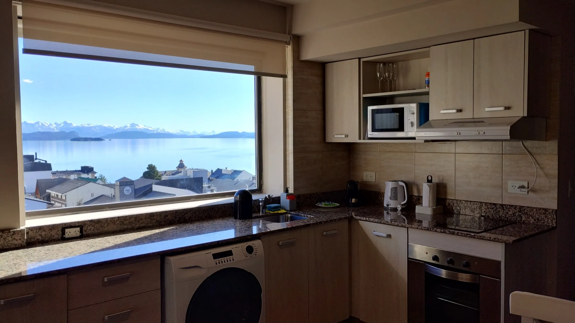 Cocina equipada con el lago y las montañas por el ventanal