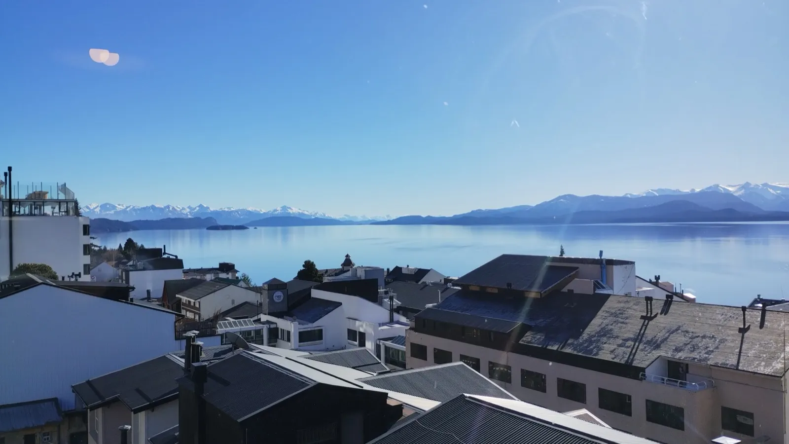 Panorámica del lago Nahuel Huapi y la cordillera